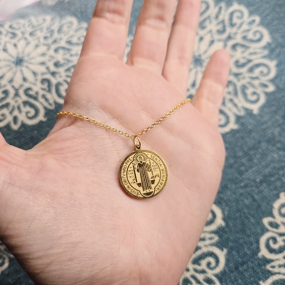 Vintage Gold Saint St Benedict of Nursia Medal Medallion Coin Necklace - Picture 4 of 8